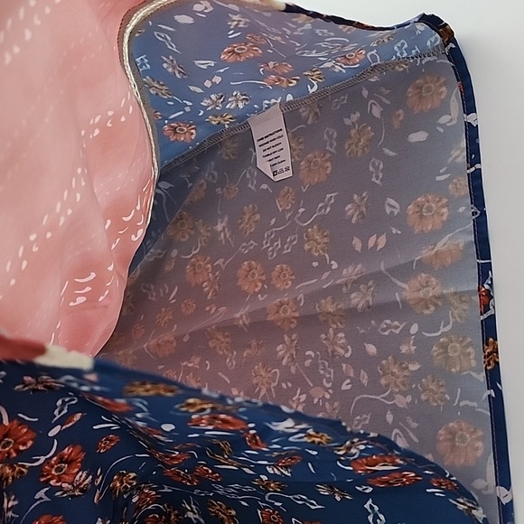 ⭐️3/ $30⭐️ Made with ❤️ Boho Chic Red Blue Floral Half Sleeves Top Size M - Picture 8 of 12